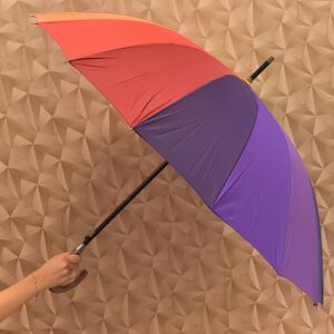 Farebný dáždnik s hnedou rukoväťou